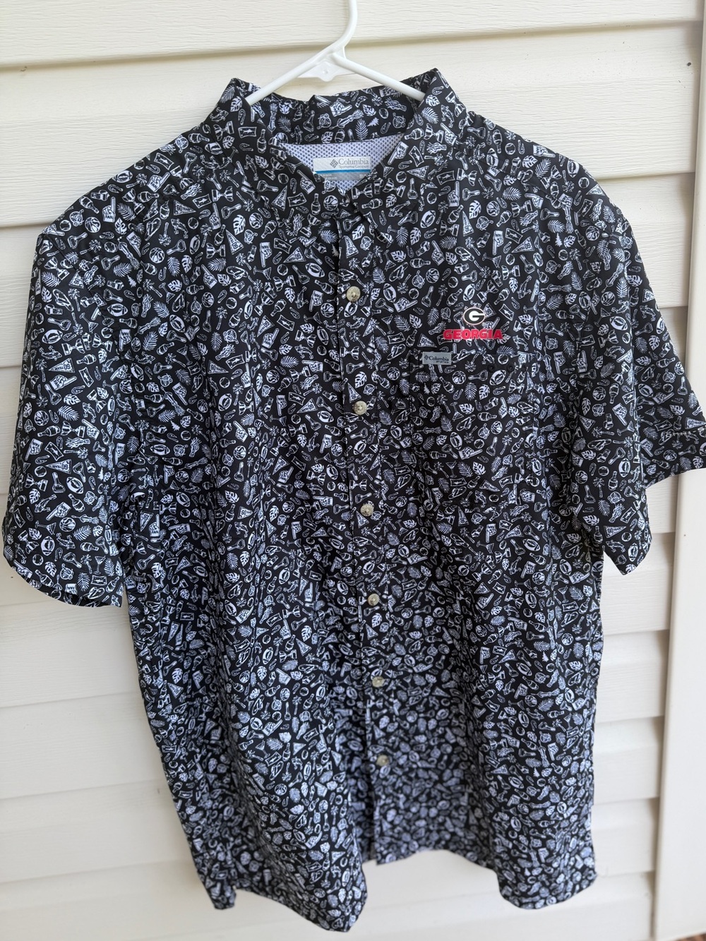 Columbia Black Short-Sleeve Button-Down Shirt with White Pattern